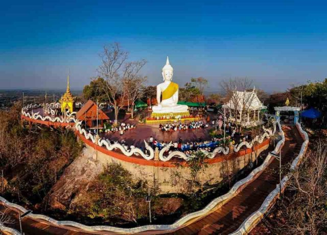 ผู้ว่าฯพาเติมบุญตักบาตรถวายผ้าป่าบนยอดเขาภูสิงห์