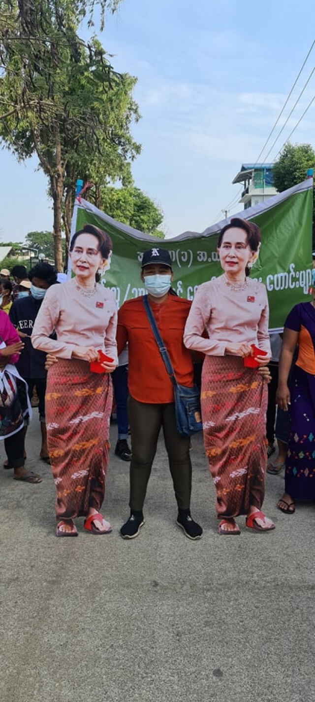 ม็อบชูหุ่นอองซาน ซูจี ทวงคืนอำนาจ