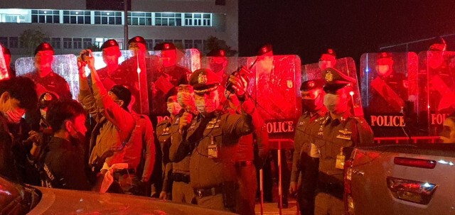 ม็อบราษฎรโขงชีมูลปะทะชุดควบคุมฝูงชนหน้า สภ.เมืองขอนแก่น