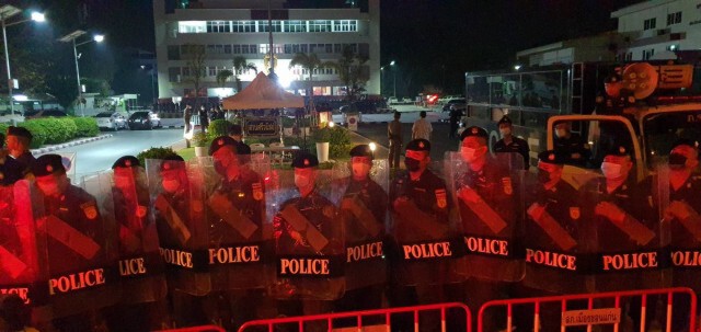 ม็อบราษฎรโขงชีมูลปะทะชุดควบคุมฝูงชนหน้า สภ.เมืองขอนแก่น