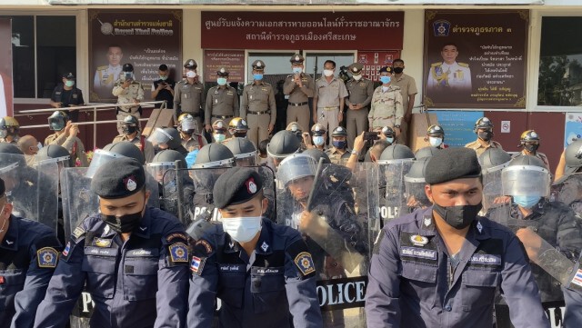 ซ้อมแผนรับมือม็อบ นศ.นับร้อยปิดล้อม สภ.เมือง