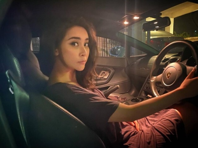 "ใหม่ สุคนธวา" แคปชั่นฟาดแรง "รถเมียนั่ง ไม่ใช่รถเมียน้อย"