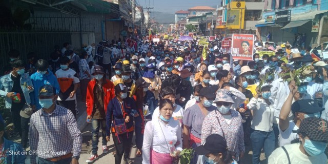 ม็อบท่าขี้เหล็กนับหมื่น-ต้านรัฐประหาร