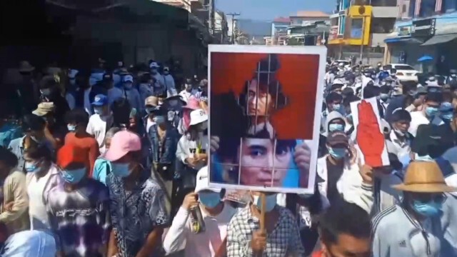 ม็อบท่าขี้เหล็กนับหมื่น-ต้านรัฐประหาร