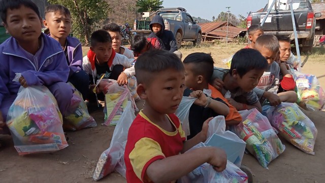พระนำชาวบ้านช่วยกลุ่มอาสาปันสุข-รถติดหล่ม