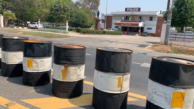 หนุ่มขนยารถคว่ำหน้าโรงพัก ตร.เข้าช่วย ผงะเจอยาบ้าในรถ2หมื่นเม็ด