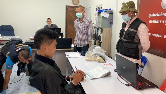 หนุ่มขนยารถคว่ำหน้าโรงพัก ตร.เข้าช่วย ผงะเจอยาบ้าในรถ2หมื่นเม็ด