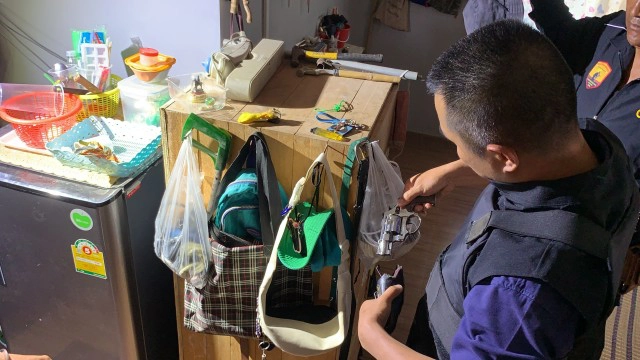 กวนใจคนจะนอนยิงปืนขู่สุดท้ายถูกรวบ