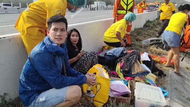 ระทึก! ดาราหนุ่ม "ก้อง วุฒิเมศร์" ซิ่งเก๋งตกข้างทาง ไฟลุกท่วม