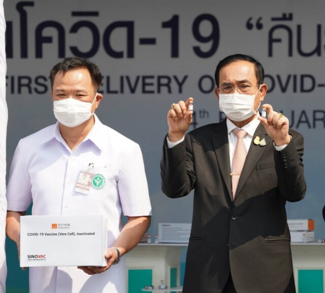 แจงดราม่า ‘บิ๊กตู่-รมต.’ถือขวดวัคซีนถ่ายรูปโชว์แค่ตัวอย่าง