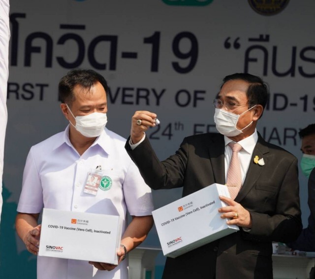 แจงดราม่า ‘บิ๊กตู่-รมต.’ถือขวดวัคซีนถ่ายรูปโชว์แค่ตัวอย่าง