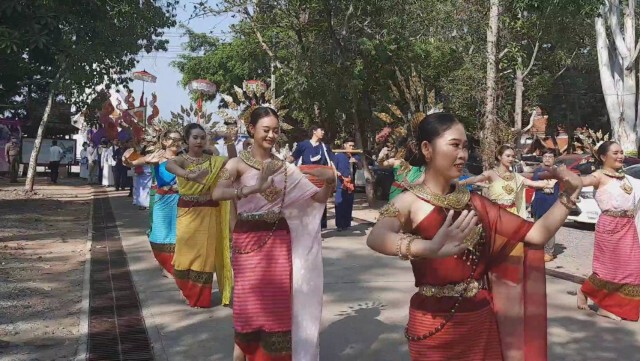 อลังการ! ขบวนเรือ "ตานข้าวทิพย์"ถวายพระเจ้าตนหลวง
