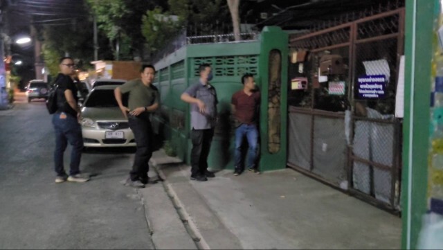 ล้อมจับวุ่น-หนุ่มช่างไฟชักปืนขู่