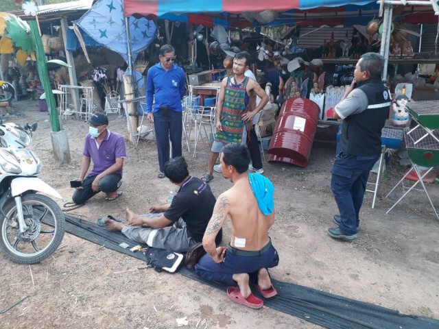 รถการไฟฟ้าพลิกคว่ำขณะกลับจากไซด์งาน ดับ 1 เจ็บ 2