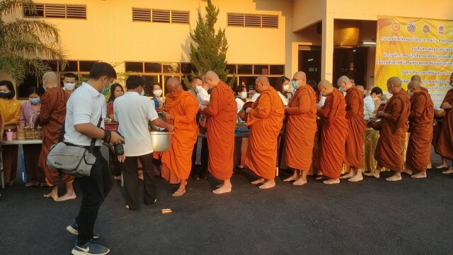 ชาวพุทธนุ่งผ้าซิ่นตักบาตรวันมาฆบูชา