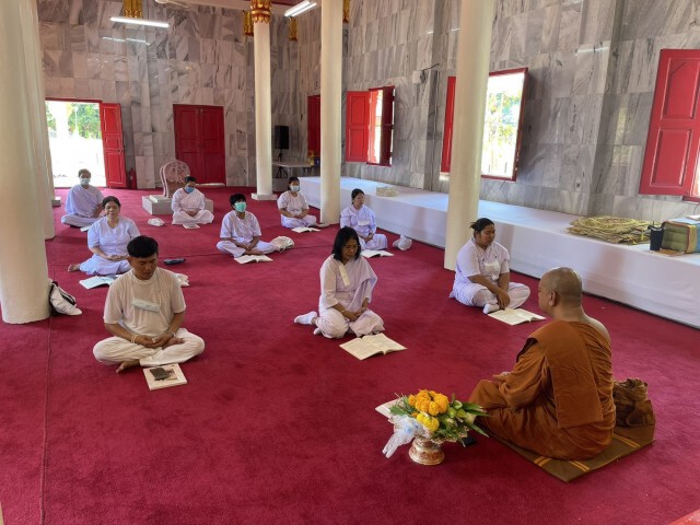 พุทธศาสนิกชนนุ่งขาวห่มขาวทำบุญขอให้รอดพ้นโควิด