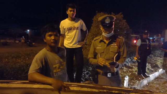 รถสิบล้อบรรทุกหมูชนกระบะ หมู130ตัวเทกระจาดเต็มถนน