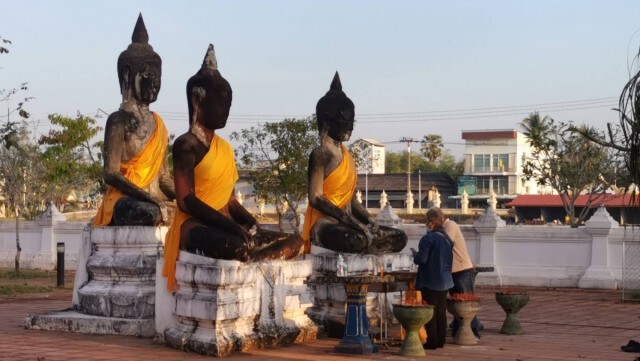 พุทธศาสนิกชนนุ่งขาวห่มขาวทำบุญขอให้รอดพ้นโควิด