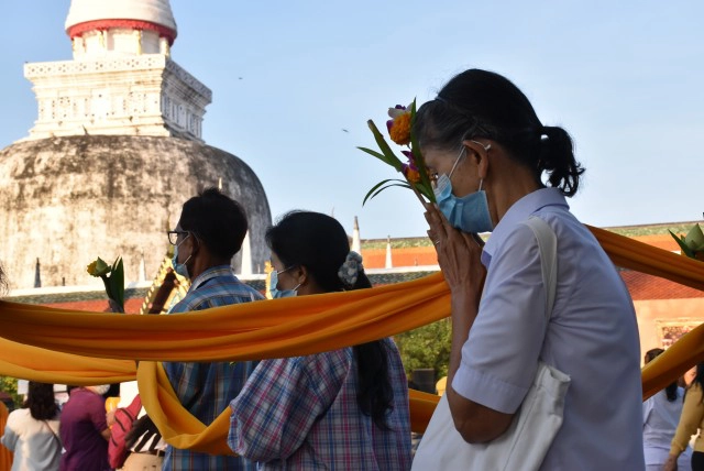 แห่ผ้าขึ้นธาตุเมืองคอน พุทธศาสนิกชนแน่นวัด