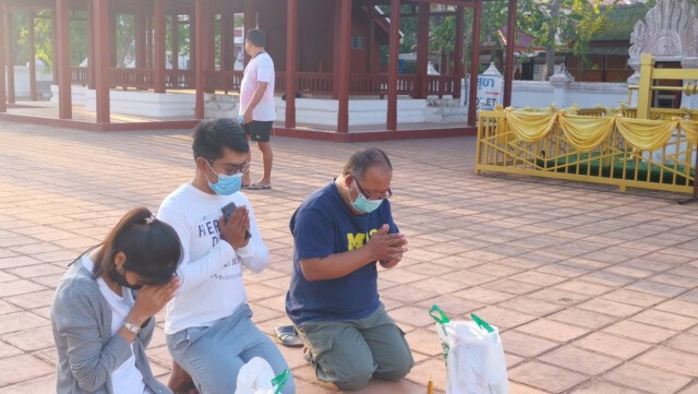 พุทธศาสนิกชนนุ่งขาวห่มขาวทำบุญขอให้รอดพ้นโควิด