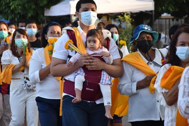 แห่ผ้าขึ้นธาตุเมืองคอน พุทธศาสนิกชนแน่นวัด