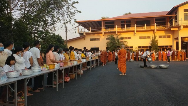 ชาวพุทธนุ่งผ้าซิ่นตักบาตรวันมาฆบูชา