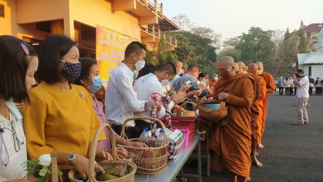 ชาวพุทธนุ่งผ้าซิ่นตักบาตรวันมาฆบูชา