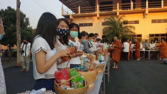 ชาวพุทธนุ่งผ้าซิ่นตักบาตรวันมาฆบูชา