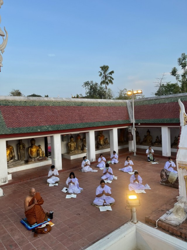 พุทธศาสนิกชนนุ่งขาวห่มขาวทำบุญขอให้รอดพ้นโควิด