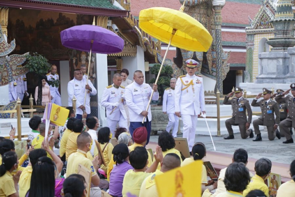 ‘ในหลวง-พระราชินี’ เสด็จฯ ไปทรงเปลี่ยนเครื่องทรงฤดูร้อนพระแก้วมรกต ‘ในหลวง-พระราชินี’ เสด็จฯ ไปทรงเปลี่ยนเครื่องทรงฤดูร้อนพระแก้วมรกต