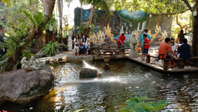 หยุดยาววันมาฆบูชา พาครอบครัวเข้าวัดทำบุญที่วัดศาลาลอยโคราชคึกคัก 