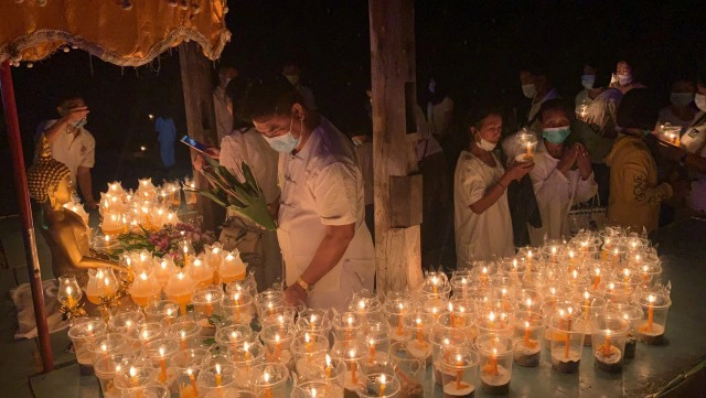 ทำบุญตักบาตรดอกไม้ใต้แสงจันทร์ เที่ยงคืนวันมาฆบูชา