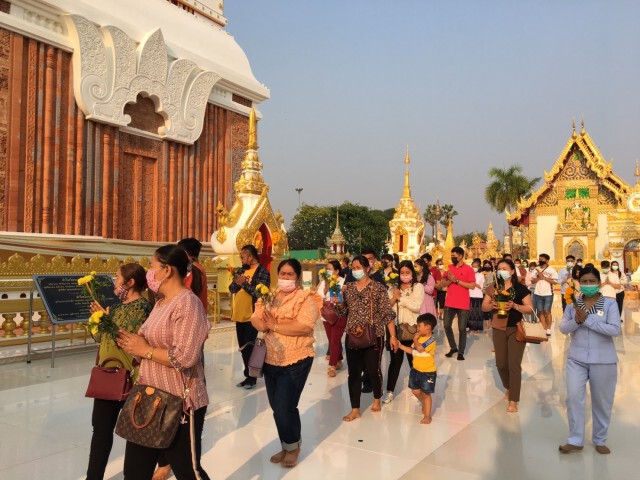 แห่ขอพรพระธาตุพนม ไหว้ขอโชครวยเบอร์พญานาครับวันหยุด