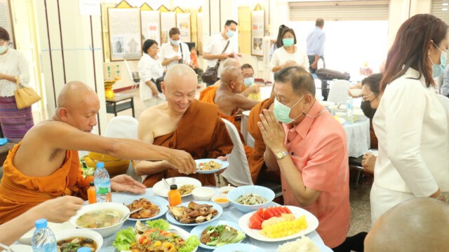 นักการเมืองอีสานอนุโมทนาน้องชาย "ทักษิณ" อุปสมบทที่วังน้ำเขียว 14 วัน
