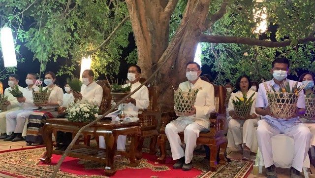 ทำบุญตักบาตรดอกไม้ใต้แสงจันทร์ เที่ยงคืนวันมาฆบูชา