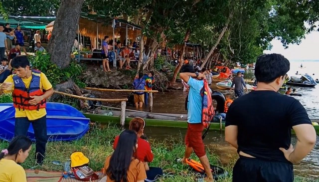 นทท.แห่ใช้สิทธิ์คนละครึ่งและเราชนะเที่ยวหาดคำสมบูรณ์