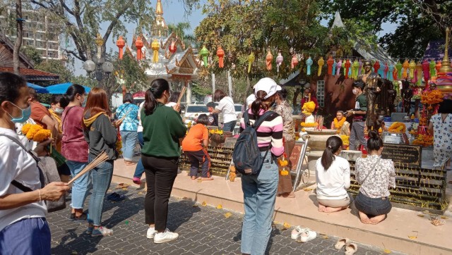 หยุดยาววันมาฆบูชา พาครอบครัวเข้าวัดทำบุญที่วัดศาลาลอยโคราชคึกคัก 