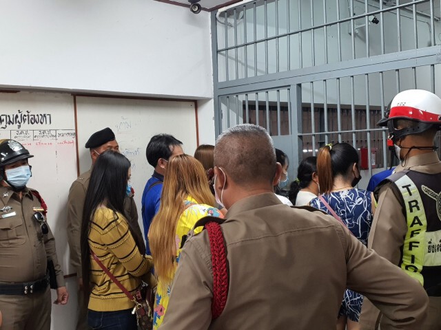 โรงพักแทบแตก! ชาวบ้านบุกโรงพักสาบแช่งผู้ต้องหาทำร้ายร่างกายผู้ใหญ่สาหัส