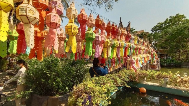 หยุดยาววันมาฆบูชา พาครอบครัวเข้าวัดทำบุญที่วัดศาลาลอยโคราชคึกคัก 