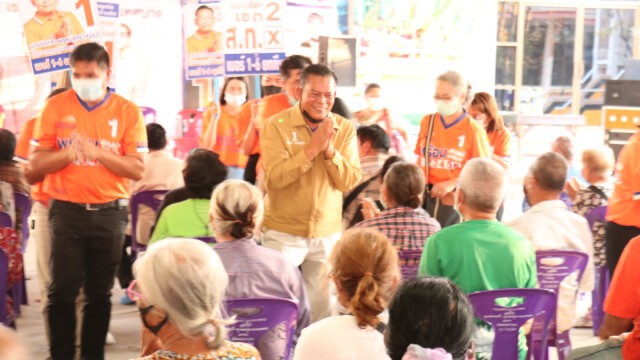 ผู้สมัครนายกฯเล็ก ตั้งจุดรับฟังเสียงปัญหาชุมชนเมือง
