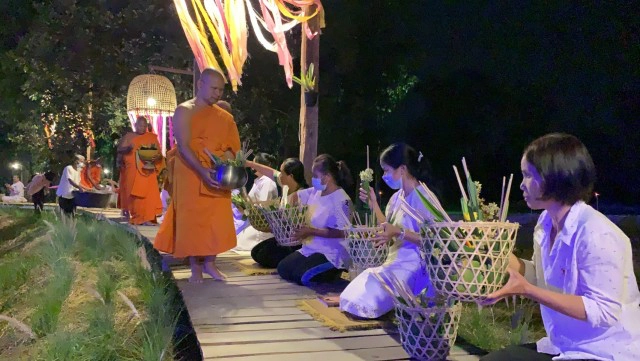 ทำบุญตักบาตรดอกไม้ใต้แสงจันทร์ เที่ยงคืนวันมาฆบูชา