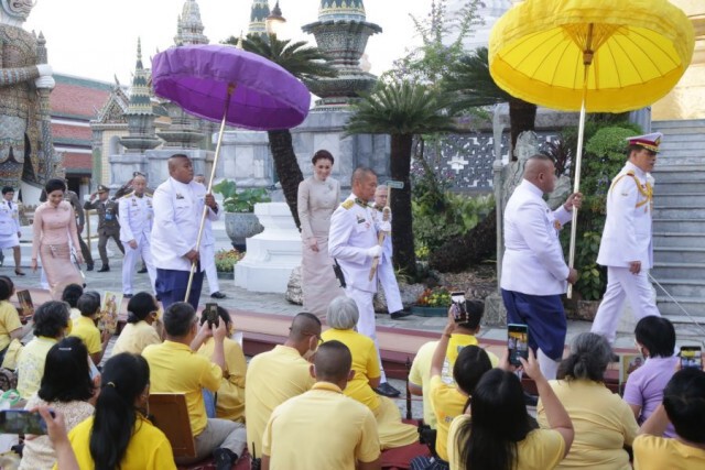 ‘ในหลวง-พระราชินี’ เสด็จฯ ไปทรงเปลี่ยนเครื่องทรงฤดูร้อนพระแก้วมรกต