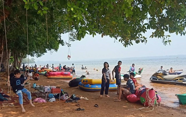 นทท.แห่ใช้สิทธิ์คนละครึ่งและเราชนะเที่ยวหาดคำสมบูรณ์
