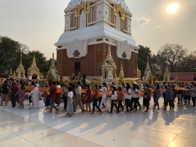 แห่ขอพรพระธาตุพนม ไหว้ขอโชครวยเบอร์พญานาครับวันหยุด