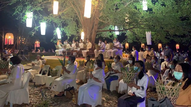 ทำบุญตักบาตรดอกไม้ใต้แสงจันทร์ เที่ยงคืนวันมาฆบูชา