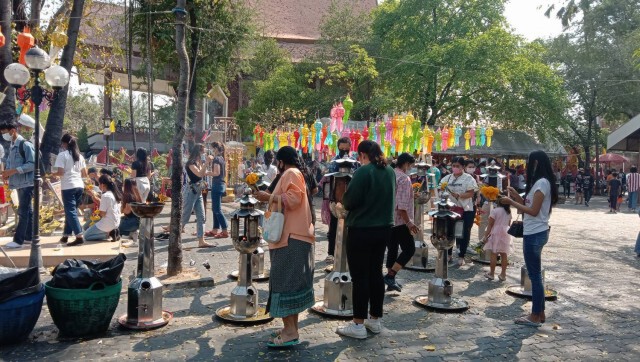 หยุดยาววันมาฆบูชา พาครอบครัวเข้าวัดทำบุญที่วัดศาลาลอยโคราชคึกคัก 