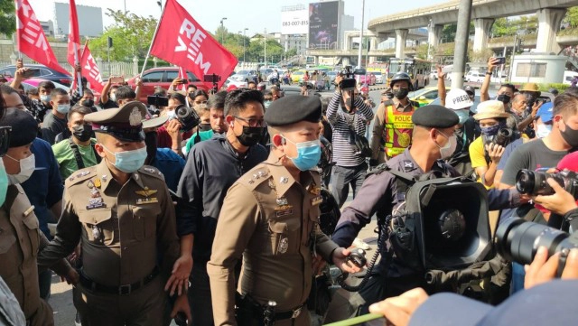 เริ่มแล้ว! "ม็อบ28กุมภา" ทยอยรวมตัวที่ "อนุสาวรีย์ชัย"