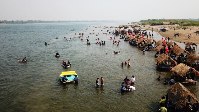 หาดแห่"ทะเลอีสาน"กลางน้ำโขงคึกคัก  ชาวบ้านเฮรายได้สะพัด