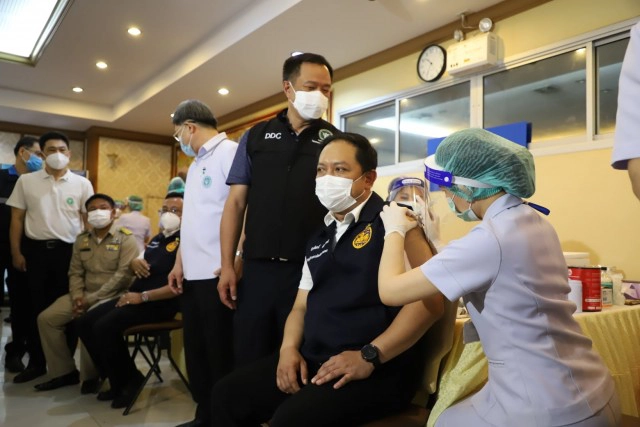 "อนุทิน" รุดเยี่ยมชมการฉีดวัคซีนโควิด-19 ที่รพ.สมุทรสาคร ยันวัคซีนมาตรฐานสูงทุกโดส