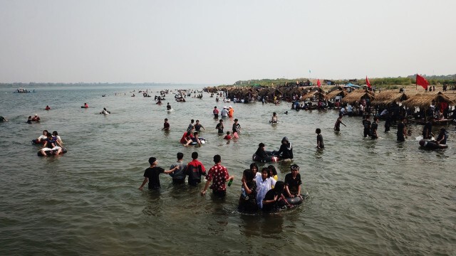 หาดแห่"ทะเลอีสาน"กลางน้ำโขงคึกคัก  ชาวบ้านเฮรายได้สะพัด